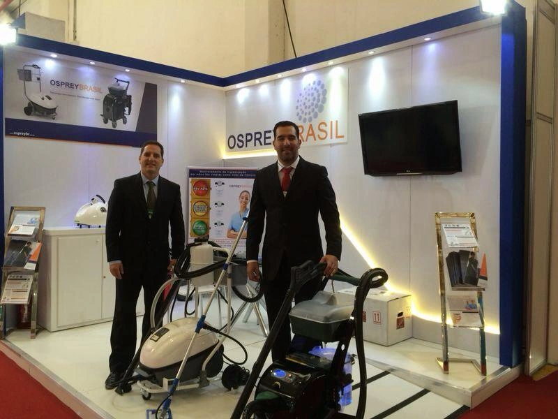 Equipe da Osprey Brasil apresentando equipamentos profissionais de limpeza em feira do setor